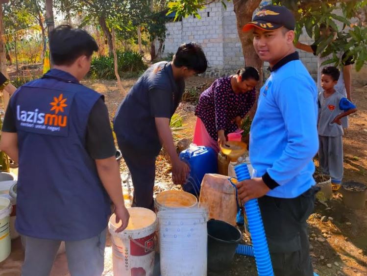 Kegiatan penyaluran air bersih kerja sama Lazismu dan MDMC Banjarbaru, Kalimantan Selatan